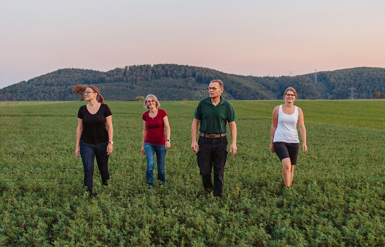 Familie Weiss von der Albbiokiste läuft durch ein Feld