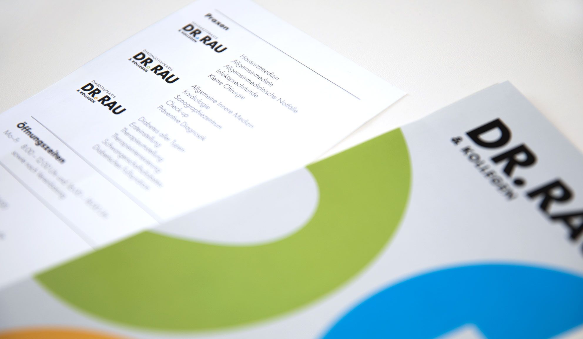 Deailansicht vom Flyer für die Praxis Dr. Rau &amp; Kollegen