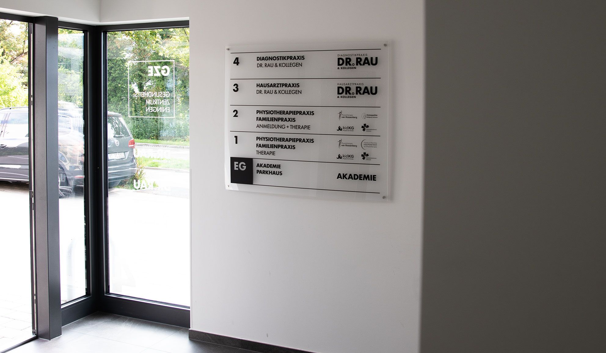 Informationstafel am Eingang im Gesundheitszentrum in Eningen