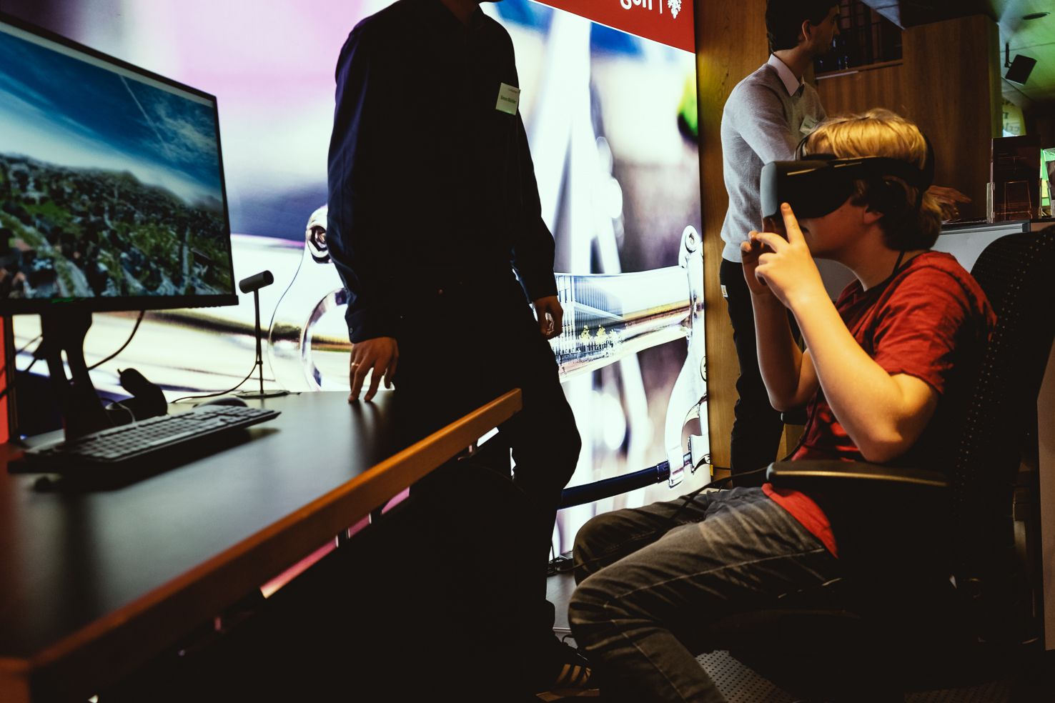 Besucher der Mobilitätstage mit VR-Brille am Messestand der Stadt Reutlingen