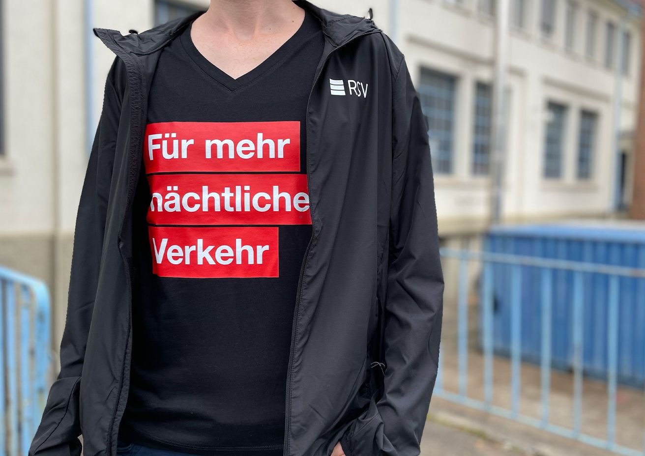 Frau mit einer Softshelljacke mit RSV Logo und einem T-Shirt mit Für mehr nächtlichen Verkehr Print
