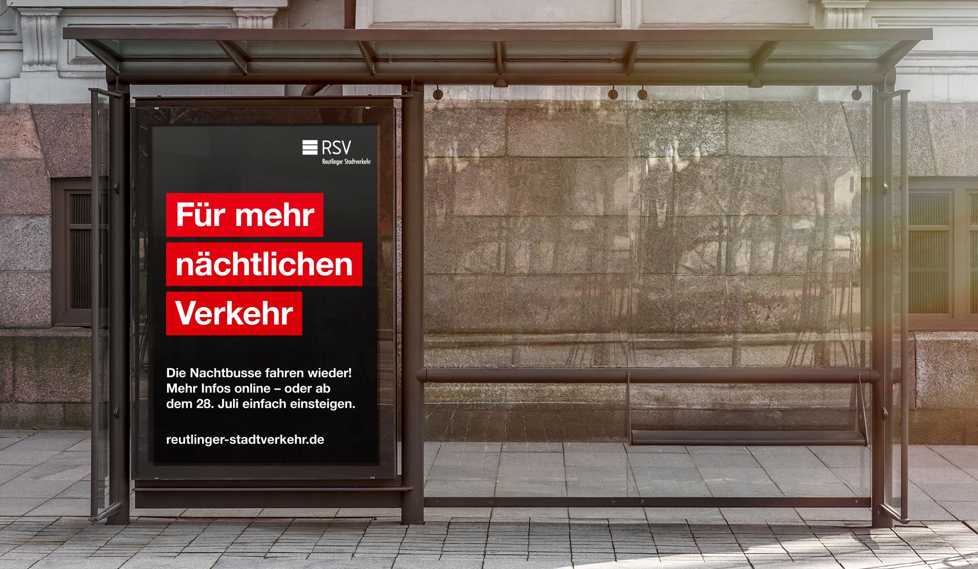 City Light Plakat an einer Bushaltestelle in Reutlingen vom RSV mit der Headline Für mehr nächtlichen Verkehr